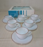 BELÍSSIMO CONJUNTO COM 06 XÍCARAS E PIRES - TERMO REY - VIDRO LEITOSO - FILETE DOURADO - SEM USO