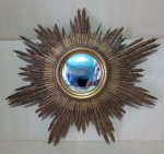 ESPELHO COM MOLDURA EM MADEIRA - FORMA DE RAIOS DE SOL - PATINADA EM DOURADO - MEDINDO 62 CM - NO ESTADO