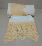 LOTE COM 2 LINDAS TOALHA DE ALGODÃO - APLIQUES EM CROCHÊ NAS BORDAS - COR AMARELA - MAIOR MEDINDO  168 X 72 CM  - SEM USO