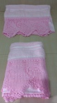 LOTE COM 2 LINDAS TOALHAS  - DE ALGODÃO - APLIQUES EM CROCHÊ NAS BORDAS - COR ROSA - MAIOR MEDINDO 166 X 72 CM - SEM USO