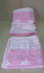 LOTE COM 2 LINDAS TOALHAS  DE ALGODÃO - APLIQUES EM CROCHÊ NAS BORDAS - COR ROSA - MAIOR MEDINDO 72 X 166 CM