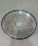 BELÍSSIMA BANDEJA REDONDA - RICAMENTE TRABALHADA BODAS E PARTE INTERNA - METAL ESPESSURADO A PRATA - MEDINDO 3,5 DE ALTURA X 35 CM DE DIAMETRO - MARCAS DO TEMPO