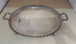 LINDA BANDEJA OVAL - EM METAL ESPESSURADO A PRATA - BORDAS TRABALHADAS - COM PEGAS - 04 PÉS DE APOIO - MANUFATURA EM UMA DAS ALÇAS - MEDINDO  54 X 34 X 5 CM - NO ESTADO