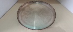 BELÍSSIMA BANDEJA  EM METAL ESPESSURADO A PRATA -  PARTE  INTERNA DECORADA - BORDA VAZADA - MEDINDO 41CM