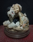 BELÍSSIMA ESCULTURA EM RESINA ITALIANA - REPRESENTANDO MENINA COM CACHORRO - BASE DE MADEIRA - MEDIDAS 18 X 18 CM