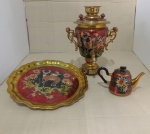 SAMOVAR RUSSO FORMANDO UM LINDO CONJUNTO COM BANDEJA E BULE - TODO EM METAL DOURADO - PINTURA ARTÍSTICA - ACOMPANHA CABO DE ENERGIA - MEDINDO 37 X 26 X 20 CM - NÃO TESTADO - SEM USO