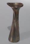 VASO SOLITÁRIO EM METAL PRATEADO - MEDINDO 10 CM.
