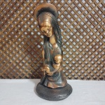 ESCULTURA VIRGEM COM MENINO JESUS EM GESSO METALIZADO COM PELÍCULA EM COBRE - MEDINDO 30 X 14 CM