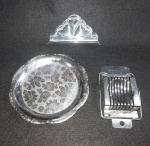 LOTE COM 03 PEÇAS EM INOX - SENDO UM CORTADOR DE OVO - 1 BANDEJA - 01 PORTA GUARDANAPOS - MAIOR MEDINDO 20 CM