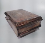 PORTA JÓIAS - METAL ESPESSURADO A PRATA - FORRO INTERNO EM VELUDO VERMELHO - MEDINDO 16 X 11 X 7 CM