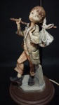 ANTIGA ESCULTURA EM RESINA ITALIANA - MENINO ANDARILHO - FIXADO EM BASE DE MADEIRA - PARA ABAJUR - SEM FIAÇÃO - MEDIDA TOTAL 35 CM - ASSINATURA NÃO IDENTIFICADA