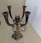 CANDELABRO PARA 04 VELAS - CONFECCIONADO EM METAL ESPESSURADO A PRATA - MEDINDO 21 X 39 CM - NO ESTADO