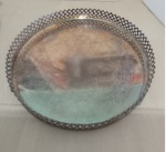 ANTIGA BANDEJA EM METAL ESPESSURADO A PRATA - BORDA VAZADA - COM 03 PÉS DE APOIO - MEDINDO 31CM