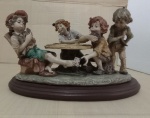 BELÍSSIMA ESCULTURA DE MESA EM RESINA - REPRESENTANDO MENINOS JOGANDO CARTAS - BASE EM MADEIRA - MEDINDO 24 X 39 CM