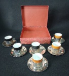 CONJUNTO COM 06 XÍCARAS PARA CAFÉ - PORCELANA RENNER - PIRES E BASE EM METAL ESPESSURADO A PRATA WOLFF - (UMA DAS BASES NECESSITA DE RESTAURO) - MEDIDAS 21 X 21 X 7 CM - NO ESTADO