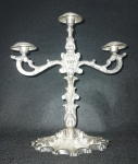ANTIGO CANDELABRO PARA 03 VELAS EM METAL PRATEADO - MEDINDO 31 X 27 CM.