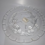 PRATO PARA BOLO EM VIDRO DECORADO EM ALTO RELEVO NA PARTE EXTERNA - MEDINDO 31 CM - SEM USO
