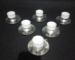 JOGO COM 06 PIRES E XÍCARAS PARA CAFÉ PORCELANA - BORDA FILETADA E BASE EM METAL - SEM USO