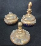 LOTE COM 03 PEÇAS - SENDO 1 TAMPA E 02 PERFUMEIROS EM CRISTAL TCHECO RICAMENTE TRABALHADO - TOM AZUL COBALTO E DOURADO - NO ESTADO - MEDIDA MAIOR 16 CM