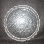 PRATO PARA BOLO EM VIDRO  MADE IN INDONÉSIA - DECORADO EM ALTO RELEVO NA PARTE EXTERNA - MEDINDO 33 CM - SEM USO