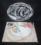 BAIXELA EM METAL ESPESSURADO A PRATA - BORDAS DECORADA - MEDINDO 24 X 17 CM - SEM USO