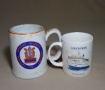 LOTE COM 02 CANECAS DE PORCELANA - LOGOTIPO PROMOCIONAIS - MAIOR MEDINDO 9 X 12 CM - NO ESTADO