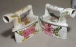 LOTE COM  2 FERROS DE PASSAR - DECORATIVOS - PORCELANA PITADOS A MÃO - POSSUI MARCAS DE GUARDADO - MEDINDO 17 X 17 CM CADA