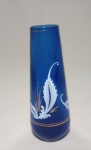 -VASO SOLITÁRIO DE VIDRO AZUL COBALTO FILETE DOURADO - DECORADO COM FOLHAS E FRISOS BRANCO - MEDINDO 20 CM