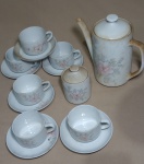 CONJUNTO PARA CAFÉ - PORCELANA POZZANI 14 PEÇAS - SENDO 06 XÍCARAS 06 PIRES - 01 BULE - 1 AÇUCAREIRO - MARCAS DO TEMPO