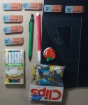 LOTE COM DIVERSOS MATERIAIS ESCOLAR - BORRACHAS - CANETINHAS E CLIPS - NO ESTADO