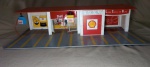 MINIATURA DE POSTO DE GASOLINA SHELL -  MEDINDO 59 X 14 X 29 CM - NO ESTADO - PARA RESTAURAÇÃO
