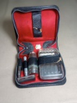 ANTIGA NECESSAIRE MASCULINA CONTENDO - 01 APARELHO DE BARBEAR - 01 PORTA LÂMINAS - 01 SABONETEIRA - ESTOJO EM COURO - NO ESTADO - MEDINDO 13 X 10 CM