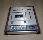 VINTAGE - GRAVADOR DE FITAS CASSETE - PHILIPS N2506 - DÉCADA 70 - MEDINDO 22 X 22 X 6 CM - NO ESTADO - NÃO TESTADO