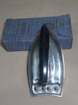 ANTIGO FERRO DE PASSAR PORTÁTIL PARA VIAGEM - ESTOJO ORIGINAL- MEDINDO 22 X 11 CM - NÃO TESTADO - SEM FIAÇÃO - NO ESTADO