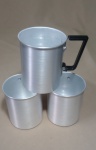 LOTE CONTENDO 03 CANECAS EM ALUMÍNIO - PEGA EM PLÁSTICO - MEDINDO 9 X 11 X CM CADA - SEM USO