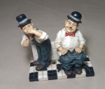 GRACIOSA ESCULTURA DE MESA - GORDO E O MAGRO - EM RESINA - MEDINDO 13 X 13 CM - NO ESTADO