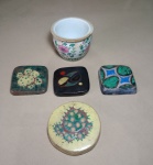 LOTE CONTENDO 04 PORTAS COPOS EM CERÂMICA - 01 CACHEPÔ EM PORCELANA - MEDINDO 10 X 8 CM