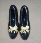 PAR DE SAPATINHOS - BIBELÔS DE PORCELANA - MEDINDO 7 CM - NO ESTADO