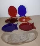 LOTE CONTENDO 06 PETISQUEIRAS EM ACRÍLICO FORMADO PEIXE - DIVERSAS CORES - 05 POTICHES DE PLÁSTICO - NO ESTADO