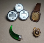 LOTE COM 06 PEÇAS - SENDO 03 RELÓGIOS PROMOCIONAL  DE MESA - 01 ANEL - 01 PINGENTE 01 RELÓGIO DE PULSO NÃO TESTADO - NO ESTADO