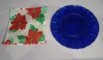 LOTE COM 01 CENTRO DE MESA - VIDRO FLORAL - MEDINDO 27 X 26 CM - 01 PRATO PARA BOLO DE VIDRO AZUL COBALTO - MEDINDO 30 CM
