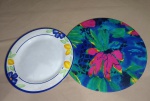 LOTE COM 02 PRATOS - MELAMINA ESTAMPA FLORAL - MAIOR MEDINDO 37 CM - NO ESTADO