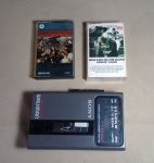 LOTE CONTENDO 01 RÁDIO WALKMAN DE FITAS  SONY - 02 FITAS K7 DE ROCK - NO ESTADO - NÃO TESTADO