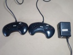 SEGA - PAR DE CONTROLES PARA JOGOS - 01 FONTE SEGA MODELO 1502 - NO ESTADO - NÃO TESTADO