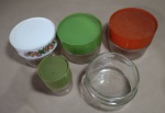 LOTE COM 04 VIDROS COM TAMPA PLÁSTICA - SENDO 01 VIDRO SEM TAMPA - NO ESTADO