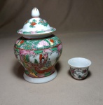 LINDO POTICHE DE PORCELANA CHINESA - DECORADA COM FLORES - MEDINDO  16 CM - 01 COPINHO PARA SHOT