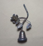 LINDO SINO DE METAL PRATEADO FORMATO DE ROSA - MEDINDO 11 CM