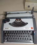 VINTAGE MÁQUINA DE ESCREVER - OLIVETTI TROPICAL - NA CAIXA MALETA - MEDINDO 32 X 33 CM - NO ESTADO