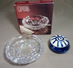 BELO E GRANDIOSO CINZEIRO DE CRISTAL RCR - SEM USO - MEDINDO 18 X 5 CM - 01 PORTA JÓIAS DE PORCELANA - MEDINDO 8 CM