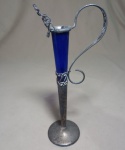 RARÍSSIMO VASO SOLITÁRIO - VIDRO AZUL COBALTO - BASE DE METAL PRATEADO - MEDINDO 29 X 12 CM - NO ESTADO 3